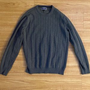 Men’s gray club room sweater